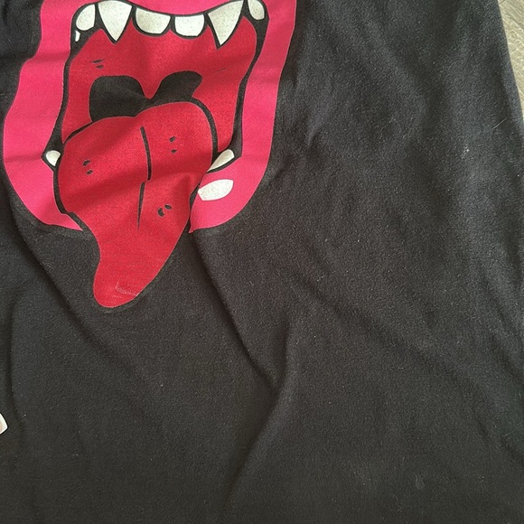 PrettyLittleThing Black Tee with Pink Graphic - Picture 5 of 5